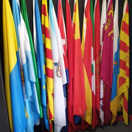 imagen de banderas institucionales en exposición