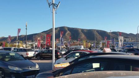 BANDERAS VERTICALES EN RECINTO