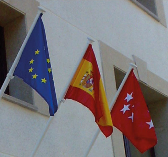 Galeria
IMAGEN DE MASTILES DE PARED CON TRES BANDERAS REPRESENTATIVAS