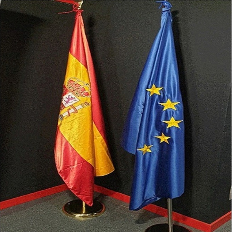 mástiles para despacho con banderas bordadas