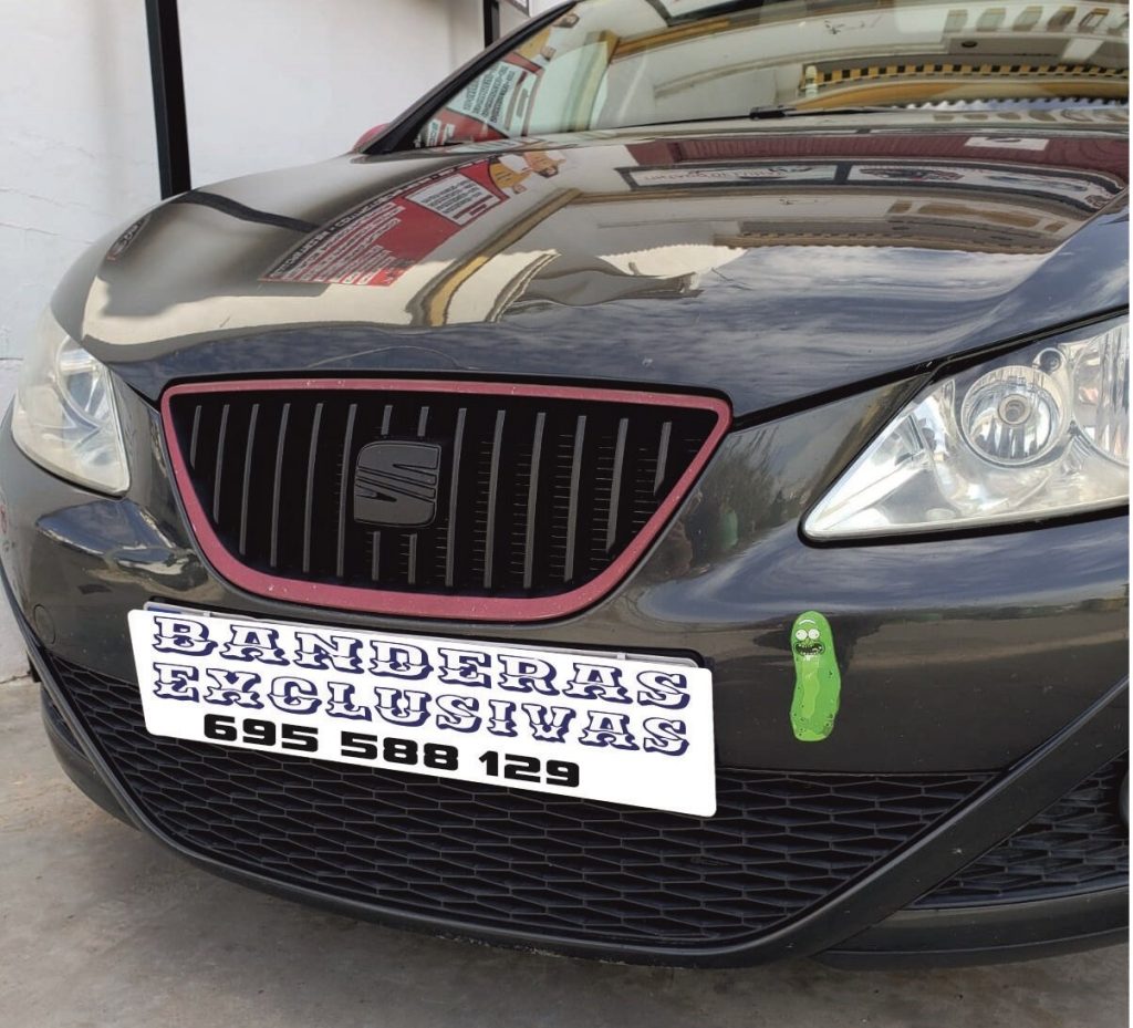 tapa matriculas puesto en un coche de exposición