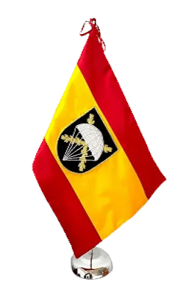 UN ESCUDO BORDADO SOBRE UNA BANDERA DE ESPAÑA