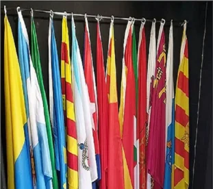Banderas internacionales expuestas a la vista en un local de venta