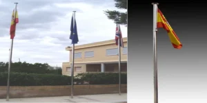 mastiles de Acero inoxidable en exposición a la entrada de un centro educativo